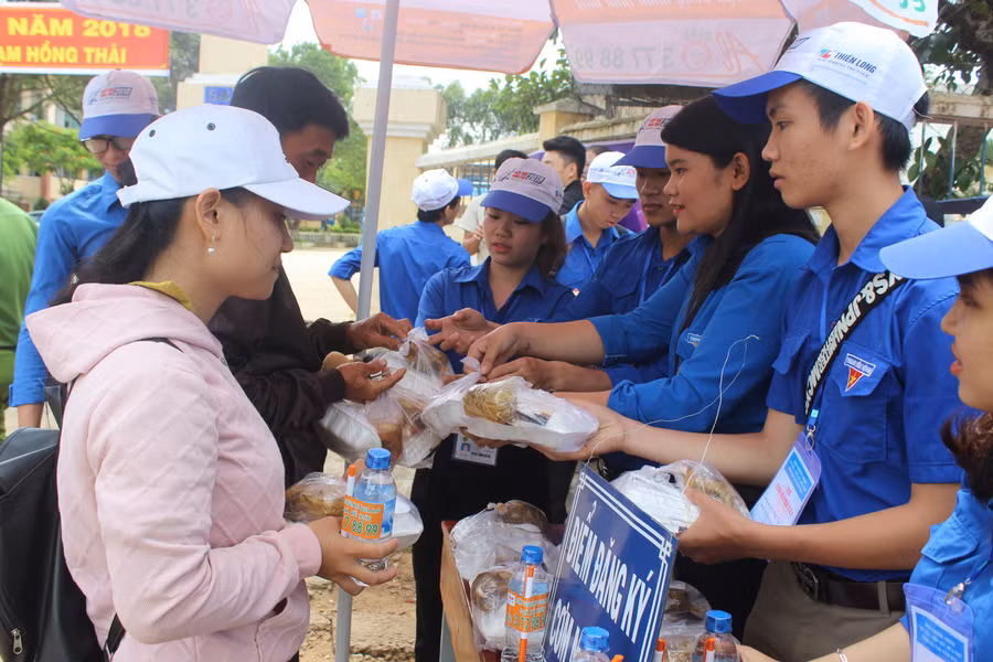 Sĩ tử nhận những suất cơm từ thiện sau buổi thi. Ảnh: Ngọc Thu