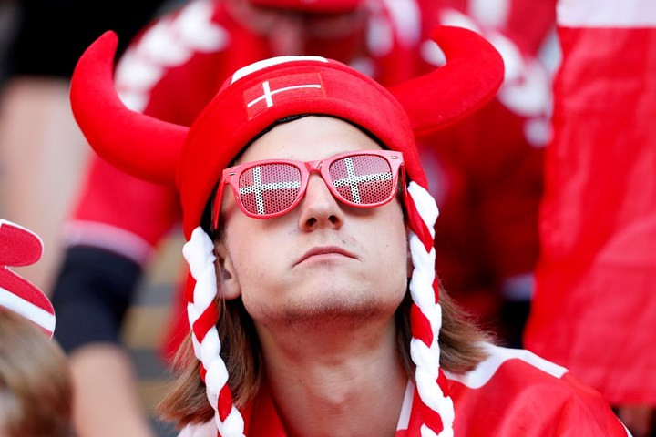 Chiếc mũ Viking cùng trang phục màu đỏ trắng đặc trưng của cổ động viên Thụy Sĩ.