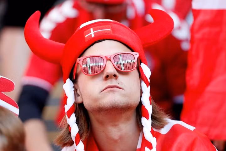 Chiếc mũ Viking cùng trang phục màu đỏ trắng đặc trưng của cổ động viên Thụy Sĩ.