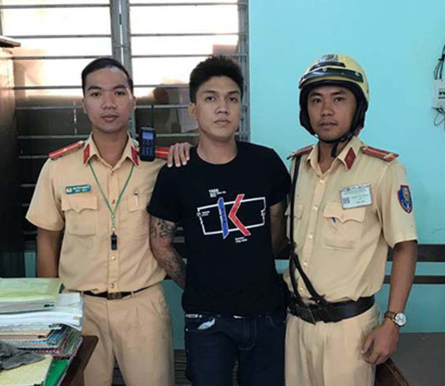 Tên cướp bị lực lượng CSGT khống chế Tên cướp bị lực lượng CSGT khống chế