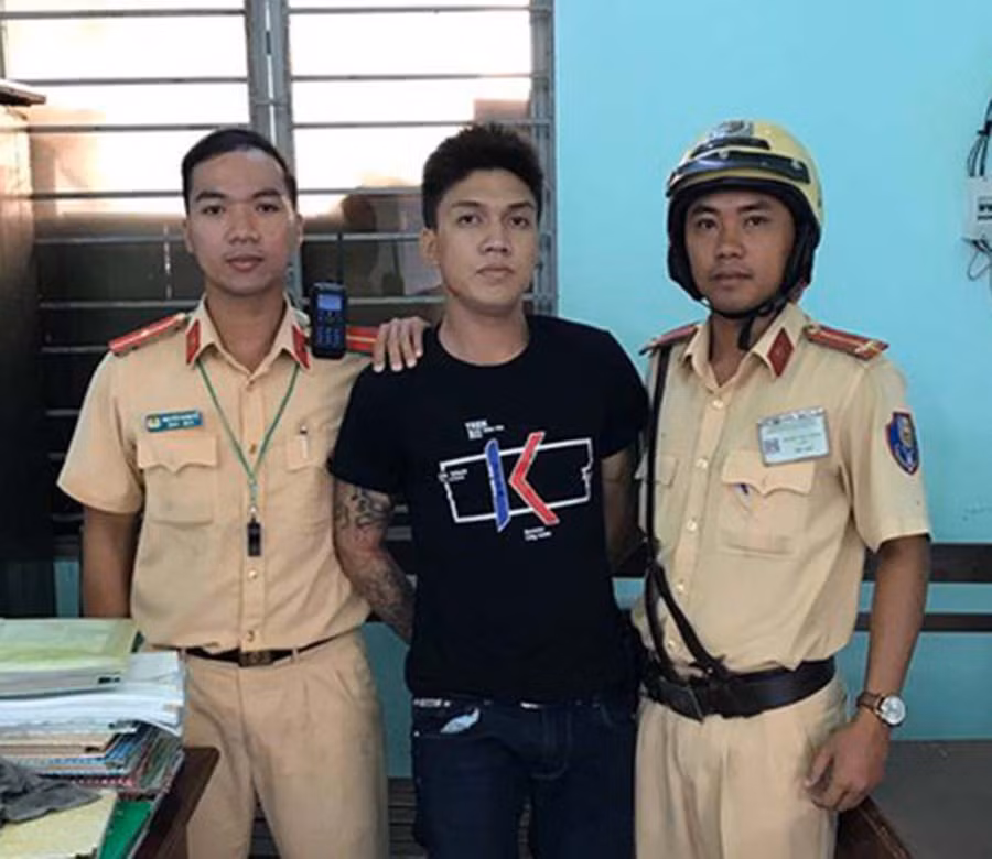  Tên cướp bị lực lượng CSGT khống chế