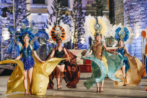 Các bạn nhỏ đến từ Nga, Nhật Bản, Hàn Quốc, Trung Quốc, Philippines, Indonesia, Thái Lan và Việt Nam đã mang đến Vinpearl Nha Trang những sắc màu văn hóa đa dạng. Các bạn nhỏ đến từ Nga, Nhật Bản, Hàn Quốc, Trung Quốc, Philippines, Indonesia, Thái Lan và Việt Nam đã mang đến Vinpearl Nha Trang những sắc màu văn hóa đa dạng.