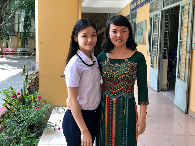 Cô Trịnh Thị Hạnh bên học sinh giỏi Lâm Nguyễn Trinh Anh