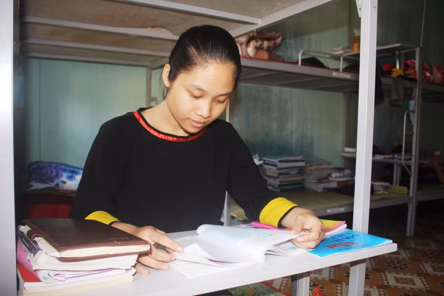 Rcom H’Tuyết cùng các bạn tự tin bước vào kỳ thi. Ảnh: N.T