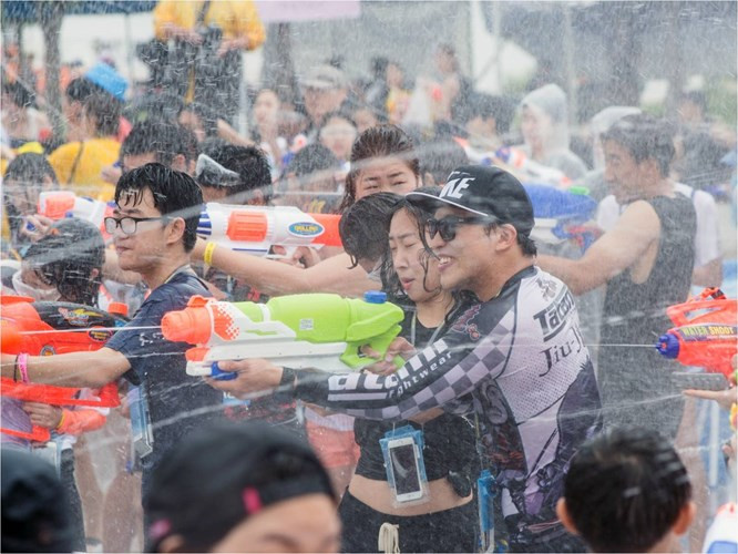 Seoul là thành phố có rất nhiều lễ hội suốt 4 mùa. Vào mùa xuân, dân địa phương và khách nước ngoài thường tụ tập ở sông Hàn để tham gia vào các hoạt động, màn trình diễn, các môn thể thao dưới nước. Seoul là thành phố có rất nhiều lễ hội suốt 4 mùa. Vào mùa xuân, dân địa phương và khách nước ngoài thường tụ tập ở sông Hàn để tham gia vào các hoạt động, màn trình diễn, các môn thể thao dưới nước.