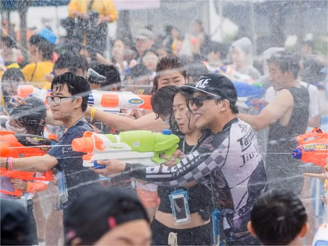 Seoul là thành phố có rất nhiều lễ hội suốt 4 mùa. Vào mùa xuân, dân địa phương và khách nước ngoài thường tụ tập ở sông Hàn để tham gia vào các hoạt động, màn trình diễn, các môn thể thao dưới nước. Seoul là thành phố có rất nhiều lễ hội suốt 4 mùa. Vào mùa xuân, dân địa phương và khách nước ngoài thường tụ tập ở sông Hàn để tham gia vào các hoạt động, màn trình diễn, các môn thể thao dưới nước.