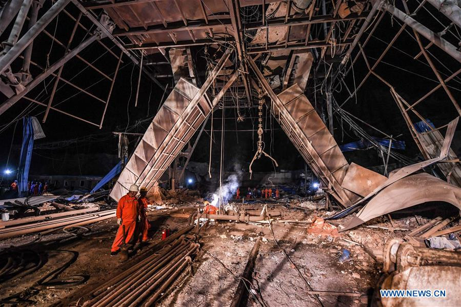 Công tác cứu hộ đang được gấp rút tiến hành để giải cứu các thợ mỏ bị mắc kẹt.