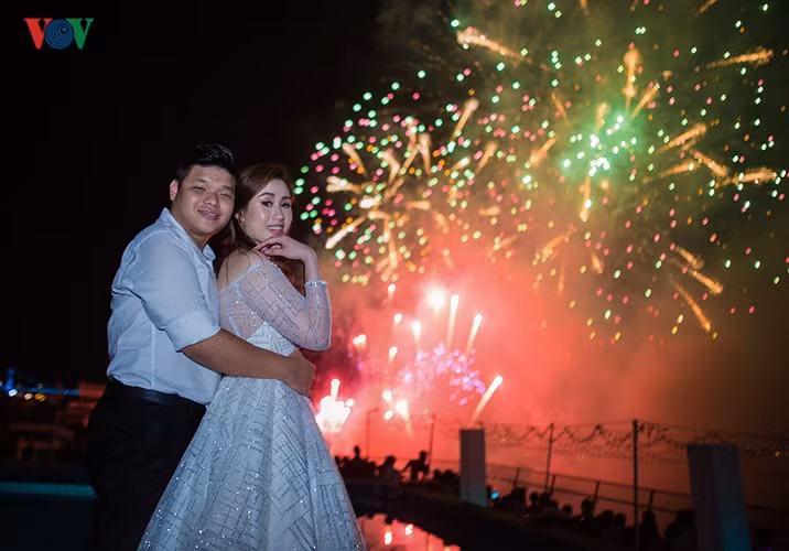  Đôi bạn trẻ Tín Ngô và Thảo Anh đã chọn cho mình một không gian khác để lưu lại kỷ niệm ngay tại thành phố quê hương.