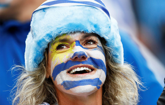  Fan nữ từ Uruguay - đội vừa cùng chủ nhà Nga vượt qua vòng bảng World Cup 2018. Ảnh: Reuters