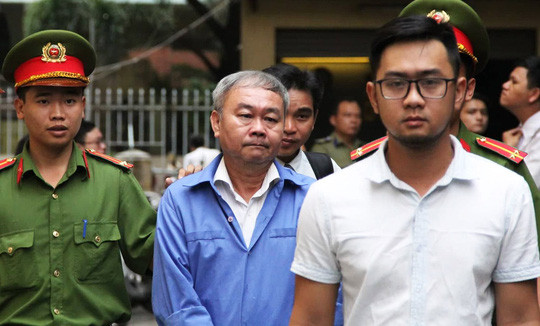  Bị cáo Đặng Phước An (ở giữa) bị áp giải sau phiên xử.