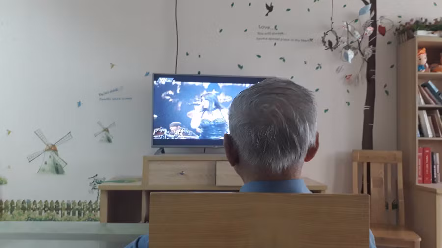  Người đàn ông trong giờ giải lao tại viện dưỡng lão. Ảnh: Ngọc Trang