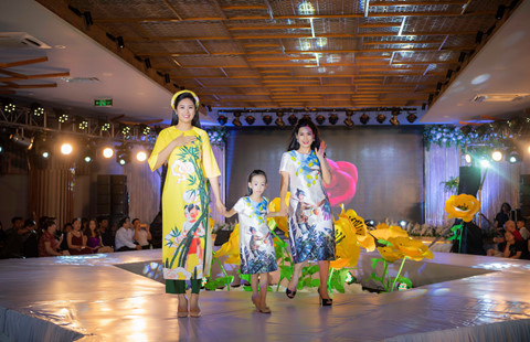  Hà Hương và con gái đảm nhận vị trí đặc biệt trong show diễn của Hoa hậu Ngọc Hân