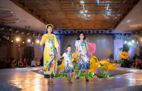  Hà Hương và con gái đảm nhận vị trí đặc biệt trong show diễn của Hoa hậu Ngọc Hân