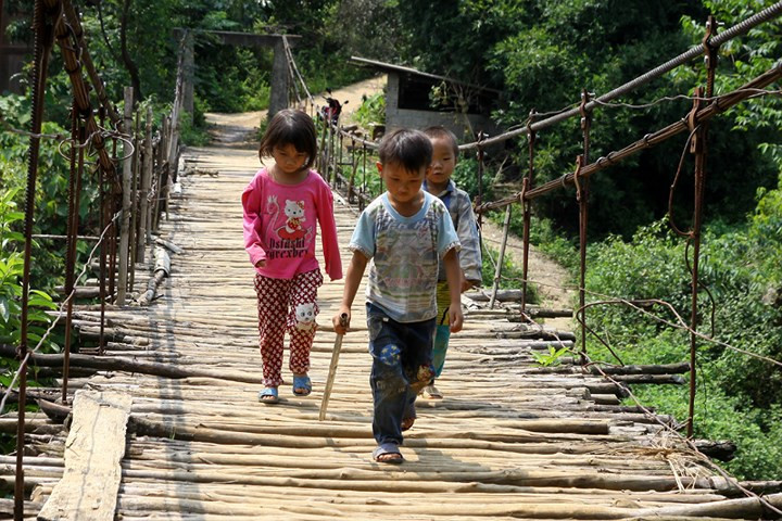  Việc vui chơi tự do, tự phát của nhiều trẻ em vùng cao cảnh báo nhiều rủi ro, nguy cơ thiếu an toàn.