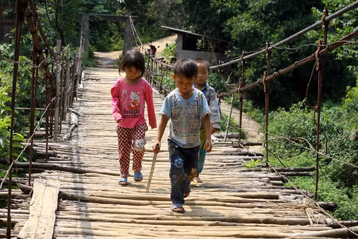  Việc vui chơi tự do, tự phát của nhiều trẻ em vùng cao cảnh báo nhiều rủi ro, nguy cơ thiếu an toàn.