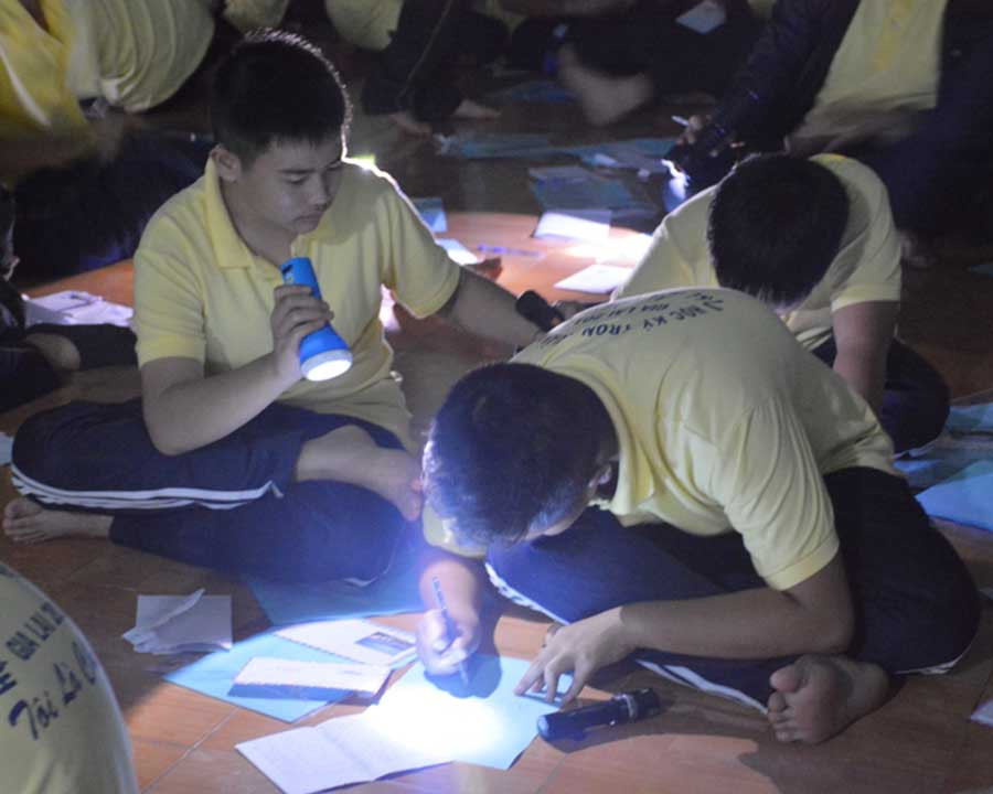  Viết thư cho bố mẹ.