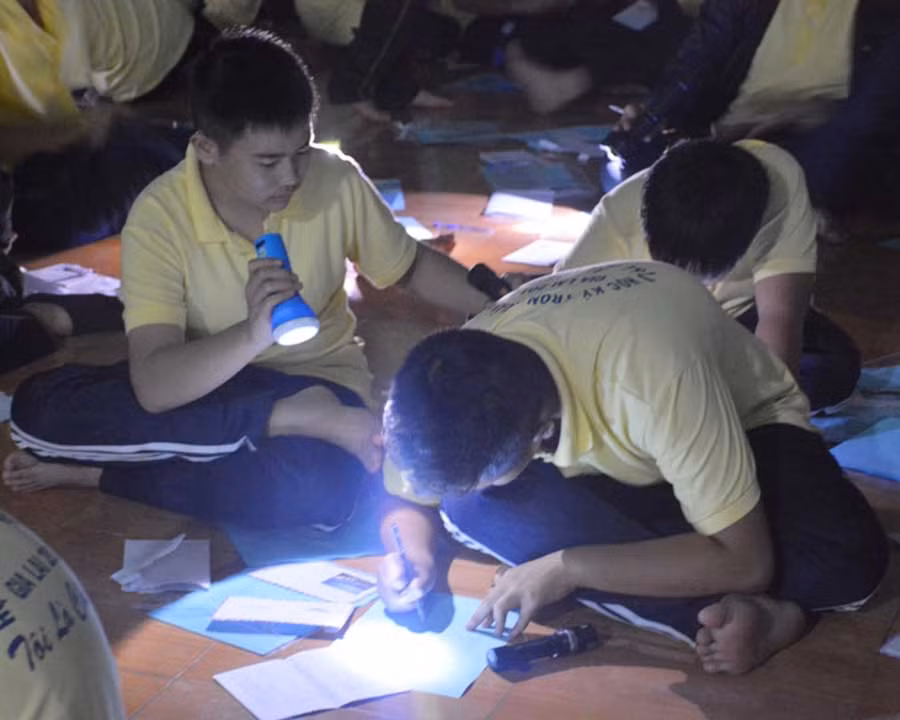  Viết thư cho bố mẹ.