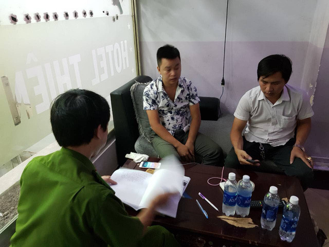 Một đối tượng (giữa) trong đường dây tổ chức đánh bạc, đánh bạc bị bắt giữ, khám xét ngày 21-6 - Ảnh: C50