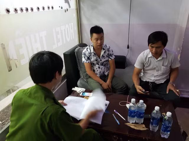 Một đối tượng (giữa) trong đường dây tổ chức đánh bạc, đánh bạc bị bắt giữ, khám xét ngày 21-6 - Ảnh: C50