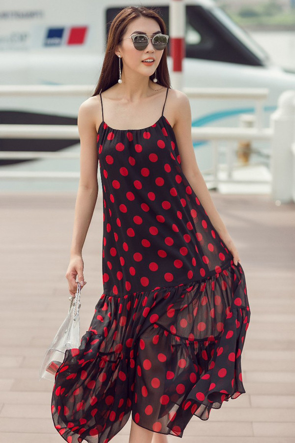 Váy hai dây hạ eo tông đỏ đen bắt mắt được mix cùng các phụ kiện kính mắt, túi xách và hoa tai phù hợp xu hướng.