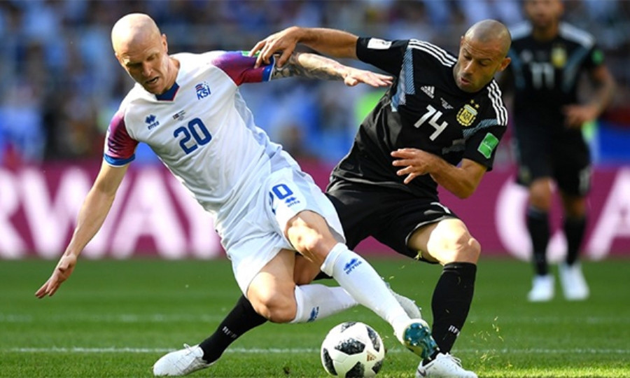 Argentina bất lực trước hàng thủ số đông của đối phương. 