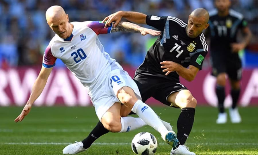 Argentina bất lực trước hàng thủ số đông của đối phương. 