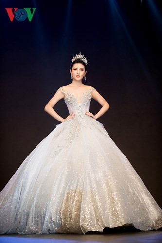 Thần thái hút hồn của nàng Á hậu.