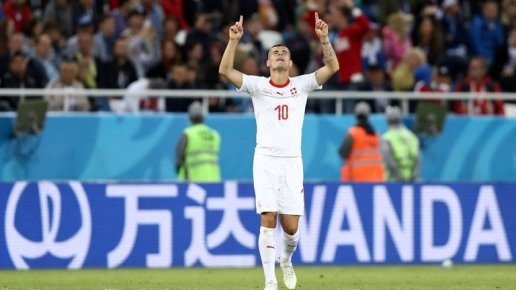 Xhaka lập siêu phẩm. Xhaka lập siêu phẩm.