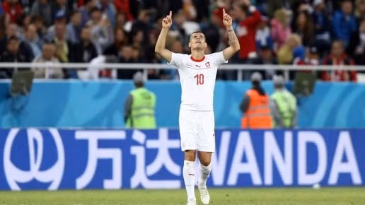 Xhaka lập siêu phẩm. 