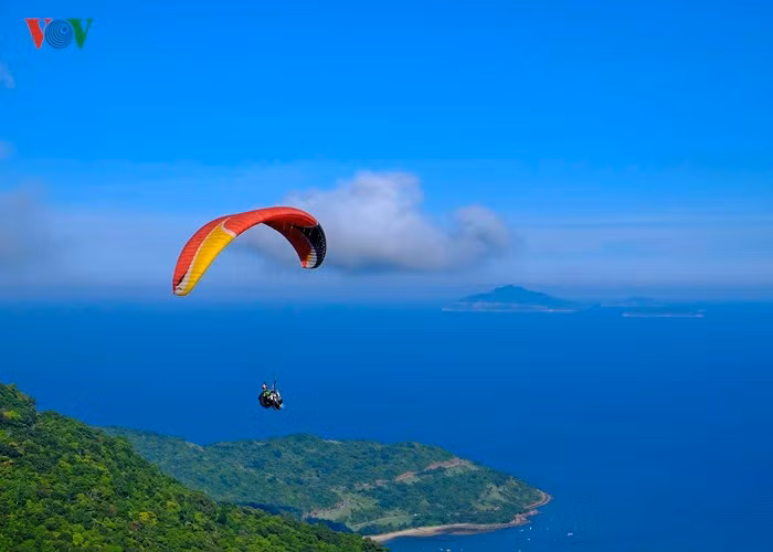  Trong hai ngày 23 và 24/6 các phi công sẽ so tài hạ cánh chính xác với điểm cất cánh từ đỉnh núi Bàn Cờ, bán đảo Sơn Trà, có độ cao 600m và điểm hạ cánh tại bãi biển Mân Thái.