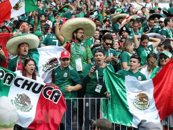 Các cổ động viên Mexico ăn mừng chiến thắng của đội nhà sau trận gặp tuyển Đức ở Moskva, Nga ngày 17-6. (Ảnh: THX/TTXVN)