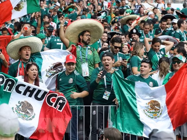 Các cổ động viên Mexico ăn mừng chiến thắng của đội nhà sau trận gặp tuyển Đức ở Moskva, Nga ngày 17-6. (Ảnh: THX/TTXVN)