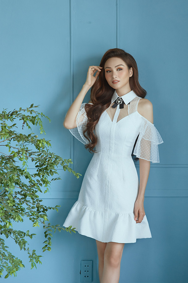  Chi tiết cổ áo sơ mi được khai thác một cách triệt để nhưng luôn chứa đựng dấu ấn mới lạ bởi thể hiện trên nhiều phom dáng váy maxi, váy ôm khít eo, đầm cocktail thanh nhã.