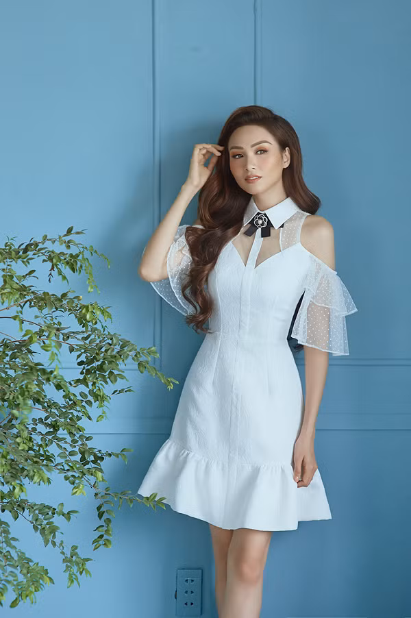  Chi tiết cổ áo sơ mi được khai thác một cách triệt để nhưng luôn chứa đựng dấu ấn mới lạ bởi thể hiện trên nhiều phom dáng váy maxi, váy ôm khít eo, đầm cocktail thanh nhã.