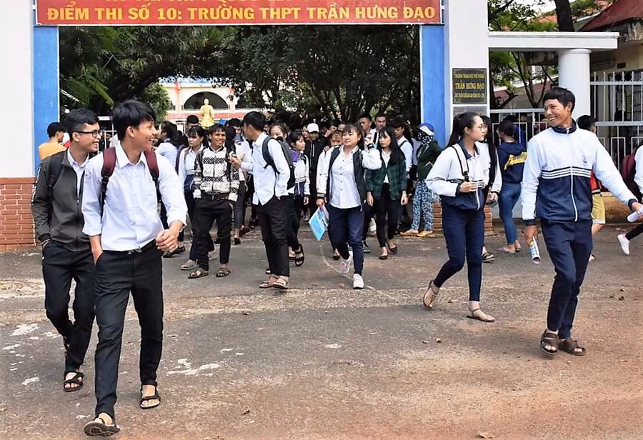  Sĩ tử điểm trường THPT Trần Hưng Đạo (huyện Mang Yang) vui mừng sau khi kết thúc bài thi cuối cùng. Ảnh