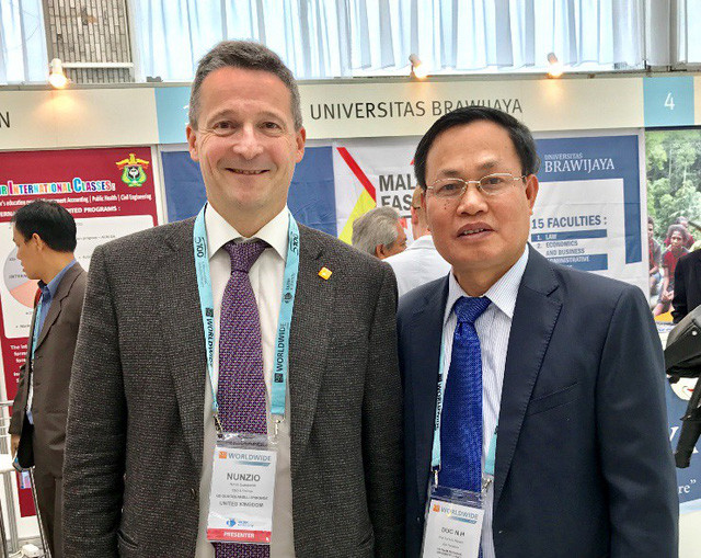  Nhà sáng lập Tổ chức xếp hạng QS - Ông Nunzio Quacquarelli và GS. Nguyễn Hữu Đức tại Hội thảo Xây dựng đại học xuất sắc - Kinh nghiệm nước Nga và các quốc gia mới nổi