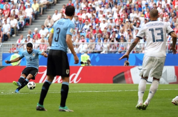 Suarez sút phạt thành bàn đầu trận. Ảnh: AP.