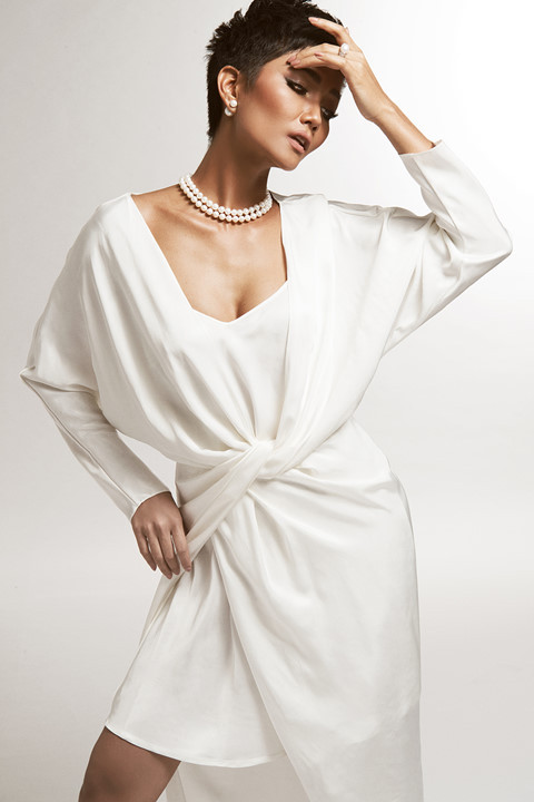  Bộ cánh thứ hai tạo điểm nhấn ở phần vải thắt chéo eo cùng ngực áo xẻ sâu đối xứng