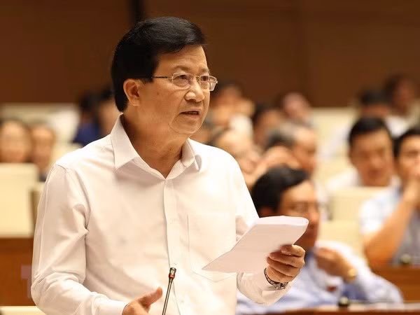 Phó Thủ tướng Chính phủ Trịnh Đình Dũng trả lời chất vấn thuộc trách nhiệm.