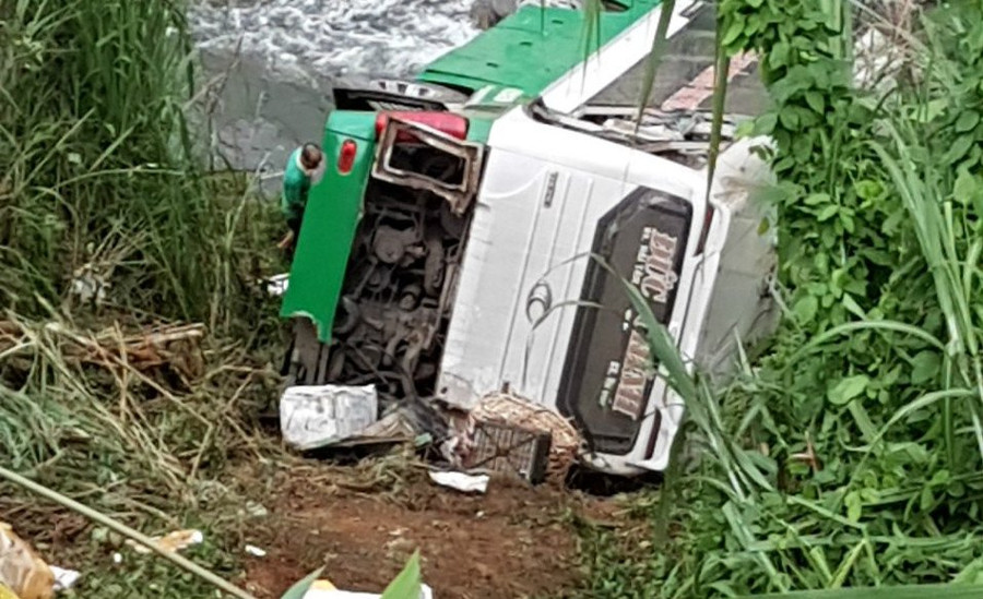 Sáng nay, thông tin từ Trạm CSGT Ngọc Hồi (Phòng CSGT Công an tỉnh Kon Tum) cho biết, đơn vị đã làm việc với tài xế Vũ Văn Hồng (42 tuổi, Hải Dương) cầm lái xe khách BKS 34B-002.69 lao xuống vực đèo Lò Xo. Sáng nay, thông tin từ Trạm CSGT Ngọc Hồi (Phòng CSGT Công an tỉnh Kon Tum) cho biết, đơn vị đã làm việc với tài xế Vũ Văn Hồng (42 tuổi, Hải Dương) cầm lái xe khách BKS 34B-002.69 lao xuống vực đèo Lò Xo.