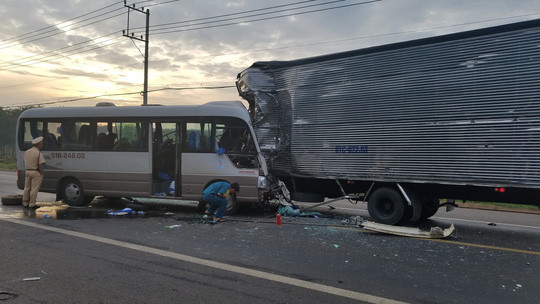 Hiện trường vụ tai nạn xe khách va chạm với xe tải trên Quốc lộ 20