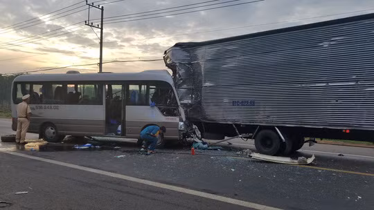 Hiện trường vụ tai nạn xe khách va chạm với xe tải trên Quốc lộ 20