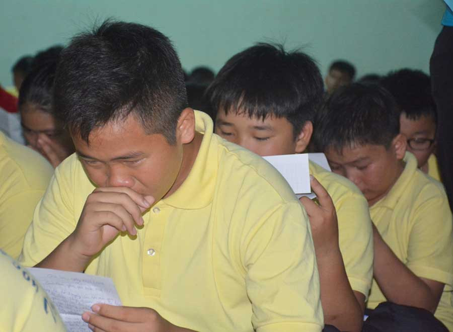  Những giọt nước mắt trong đêm đọc thư gia đình.jpg