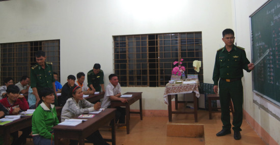 Đồn Biên phòng Ea H'Leo, BĐBP Đắk Lắk phối hợp với Trường Tiểu học Cầm Bá Thước tổ chức lớp xóa mù chữ trên địa bàn xã Ia Lốp, huyện Ea Súp. 