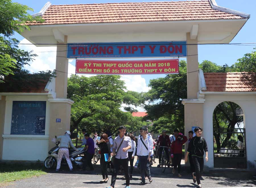 Ngày thi cuối cùng, thi sinh điểm thi Trường THPT Y Đôn (huyện Đak Pơ) đều thấy thoải mái nhẹ nhõm. Ảnh: Ngọc Minh  7 Ngày thi cuối cùng, thi sinh điểm thi Trường THPT Y Đôn (huyện Đak Pơ) đều thấy thoải mái nhẹ nhõm. Ảnh: Ngọc Minh