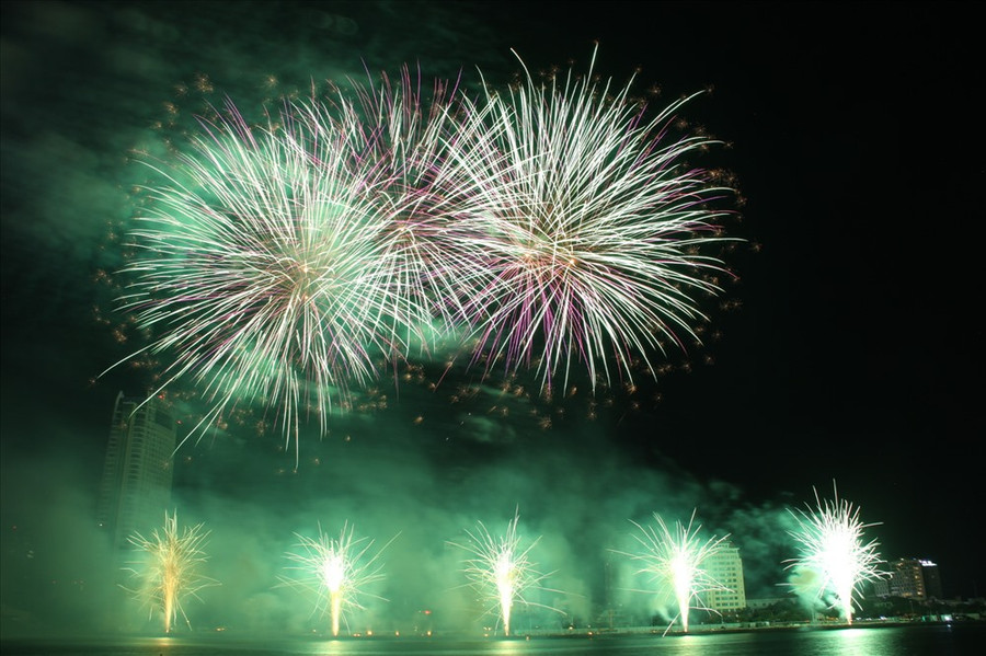 Những hiệu ứng pháo xoắn, pháo 3D rực rỡ cùng với dàn pháo cao gần 40m khiến khán giả trải qua nhiều cung bậc cảm xúc. Ảnh: N.T