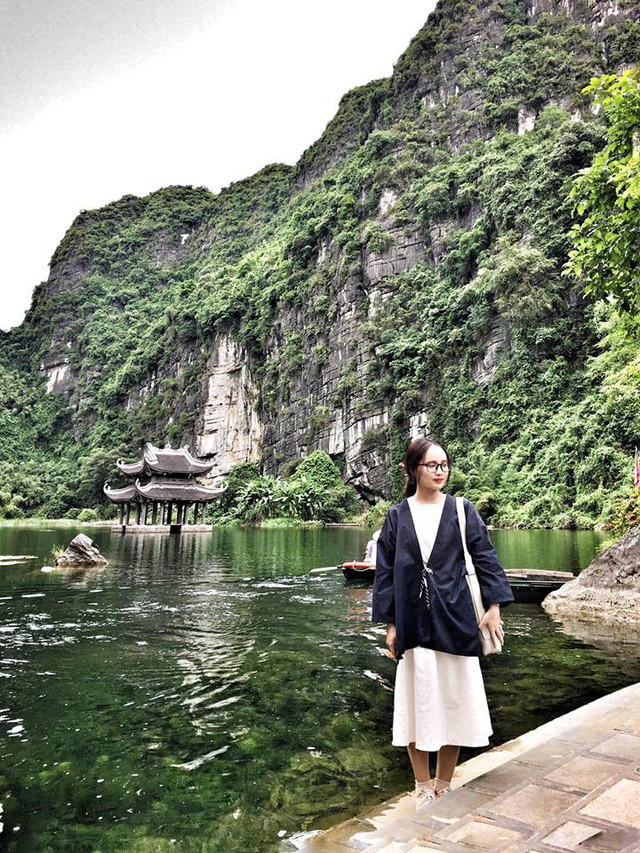 Mai cho biết, cô thực sự rất ấn tượng với khung cảnh sông nước trữ tình và núi non hùng vĩ ở đây. Đặc biệt, để ngắm toàn cảnh Tuyệt tình cốc từ trên cao, du khách có thể di chuyển lên động Am Tiên ở lưng chừng núi, leo qua 205 bậc đá qua vách núi. Động có hình giống như miệng rồng, nên còn được gọi là hàng rộng. Trên núi còn có chùa Am Tiên, đây được xem là nơi Thái hậu Dương Vân Nga xuất gia tu hành.