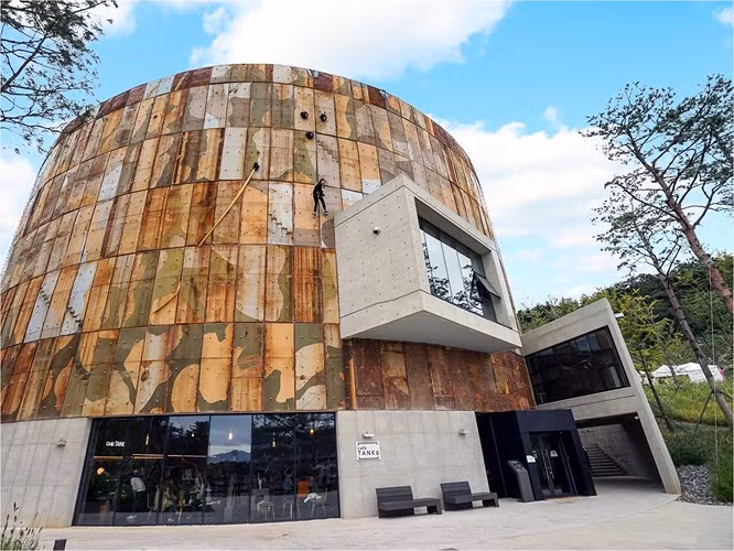 Điểm tham quan du lịch "Oil Tank Culture Park" tại quận Mapo ở Seoul. Chiếc thùng phuy lưu trữ dầu được tái sinh thành sân khấu, khu vực triển lãm, trung tâm trao đổi thông tin, quán cà phê. Tất cả đều ở bên trong công trình này. Điểm tham quan du lịch