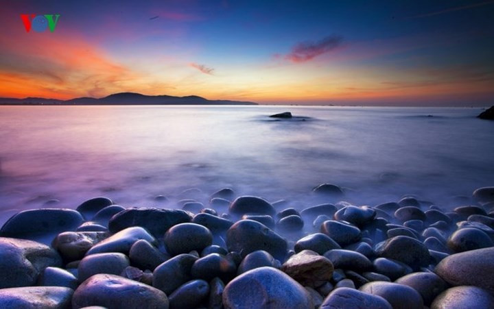 Biển Hoàng Hậu, Bình Định: So với nhiều bãi biển nổi tiếng như Nha Trang, Phan Thiết, Vũng Tàu…, biển Hoàng Hậu có thể là cái tên còn xa lạ. Tuy nhiên, ít ai biết rằng nơi đây đã từng được Nam Phương Hoàng Hậu chọn để nghỉ dưỡng bởi cảnh sắc thiên nhiên tuyệt đẹp, hùng vĩ và hoang sơ.