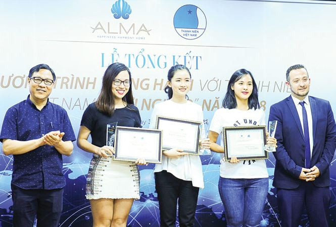 Ba cô gái giành học bổng đến Quốc gia khởi nghiệp Israel từ trái qua: Tâm Anh, Phương Đông và Quỳnh Nga. Ba cô gái giành học bổng đến Quốc gia khởi nghiệp Israel từ trái qua: Tâm Anh, Phương Đông và Quỳnh Nga.